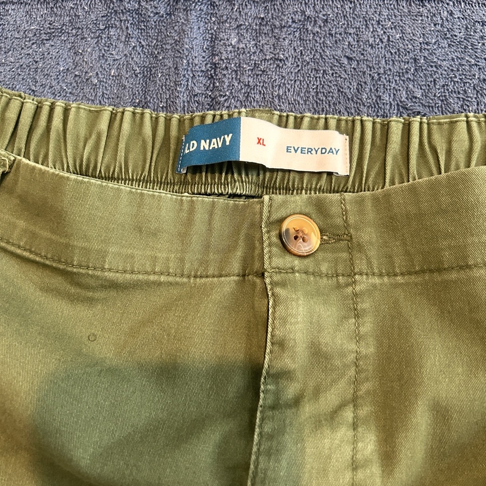 Old Navy Bermuda Shorts - Picture 2 of 4